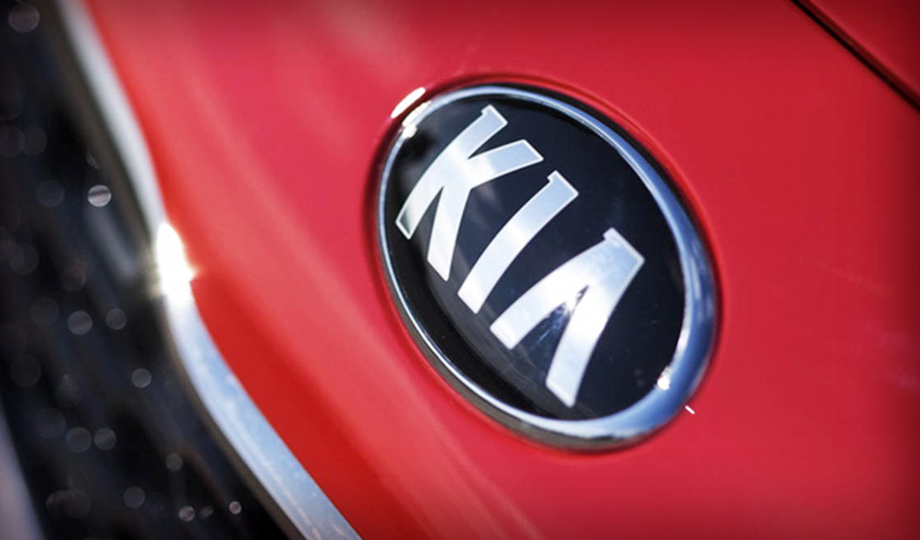 Automovil KIA con el logo anterior
